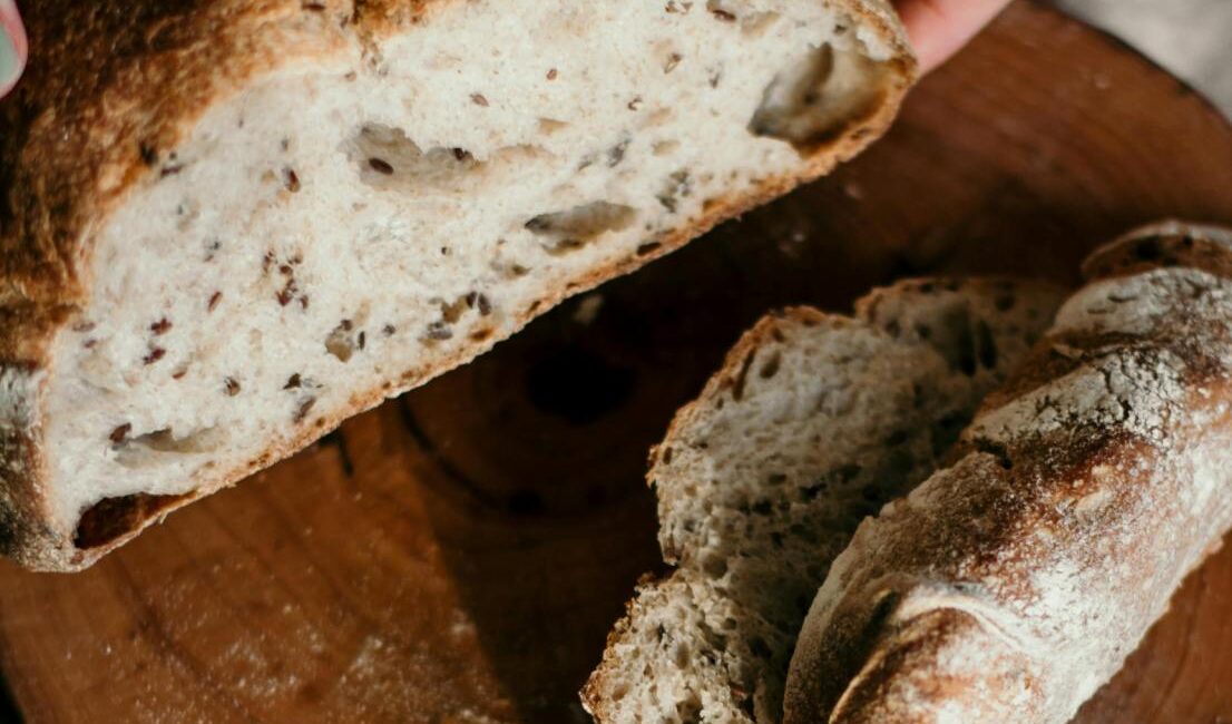 Naturalny chleb na zakwasie - domowe pieczenie na drewnianej desce kuchennej