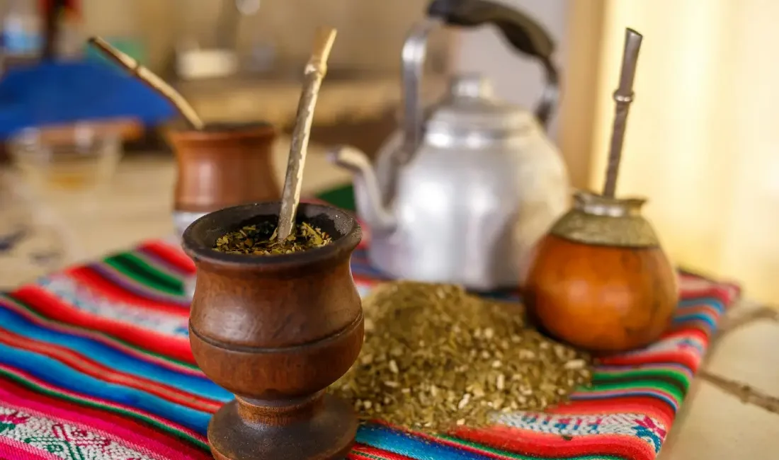 Parzenie herbaty Yerba Mate, liście i gotowy napar na zdrowie