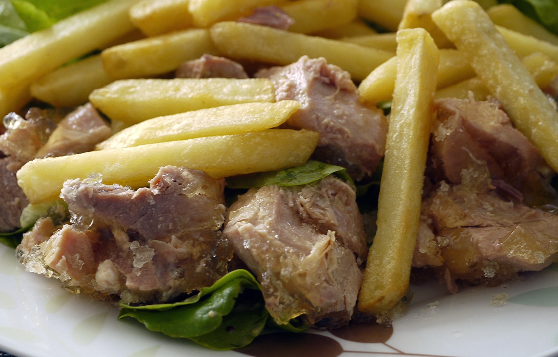 Królicze mięso z frytkami jako prosty i smaczny przepis na zdrowy posiłek